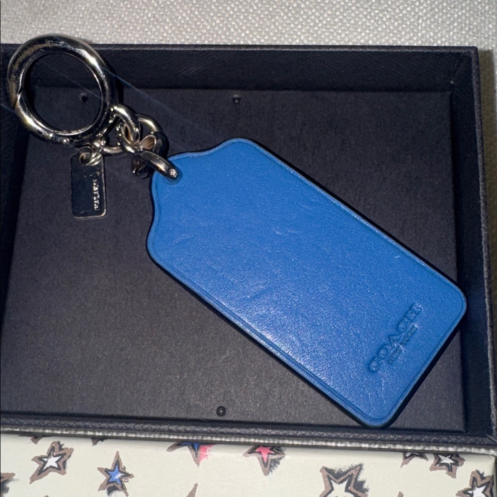 LIKE New , Coach vintage cornflower blue with daisy leather key/ bag charm . - Picture 5 of 8